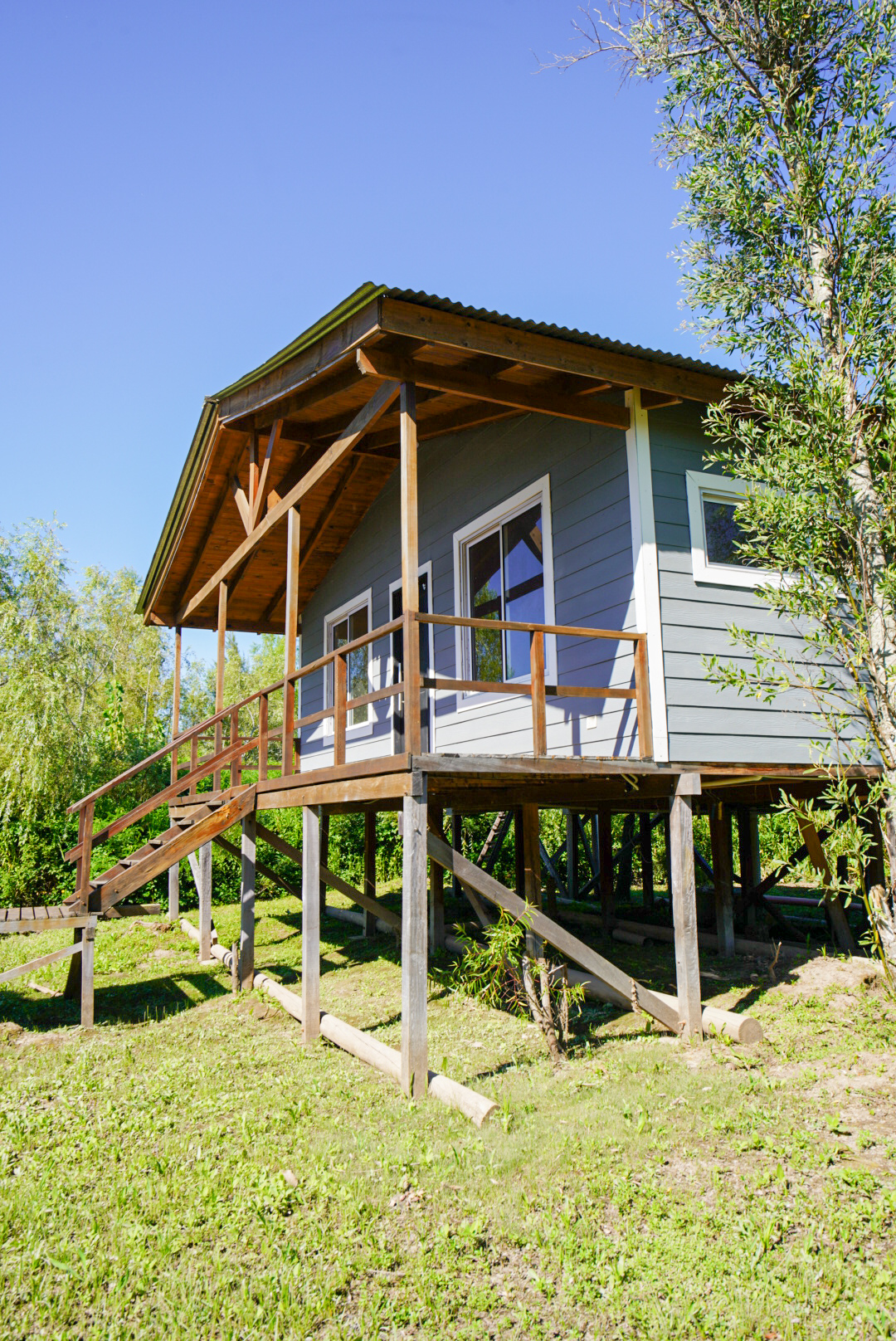 Casa elevada con deck y escalera