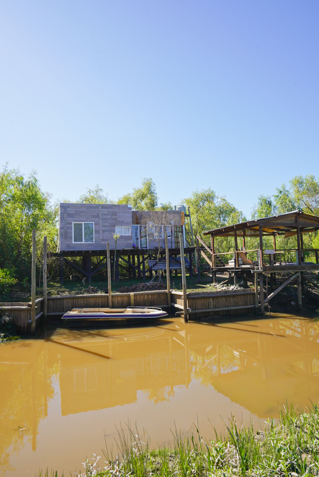 Vivienda con amarra sobre el canal