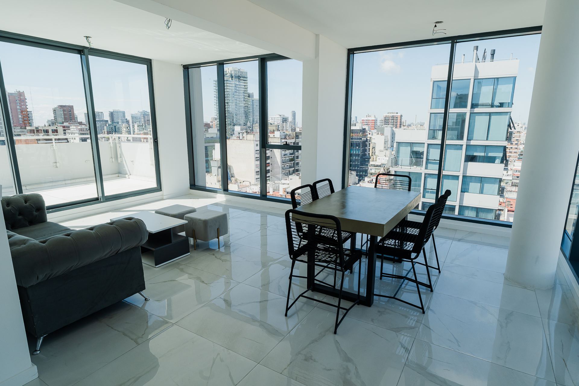 Living y comedor con vista a la ciudad