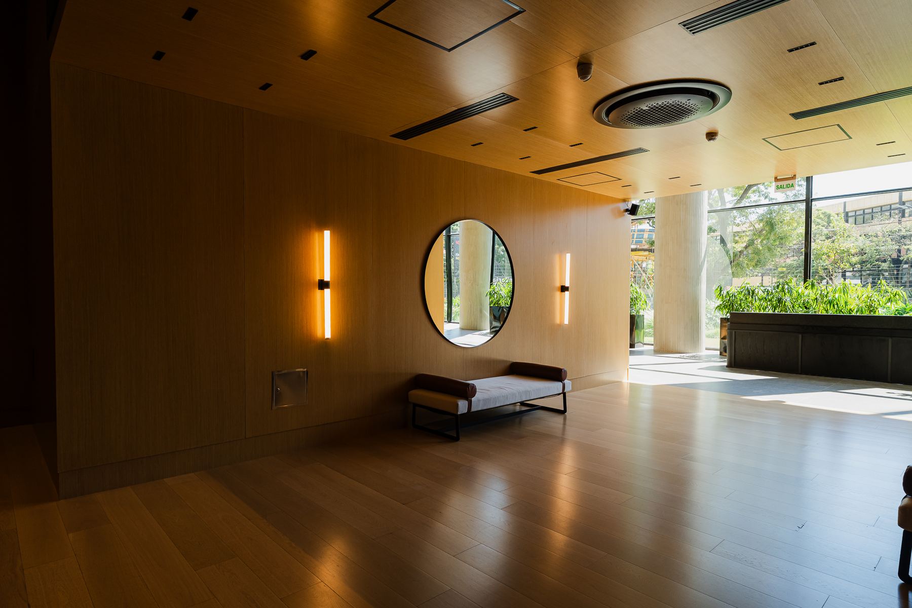 Lobby de Quantum Bellini con espejo circular