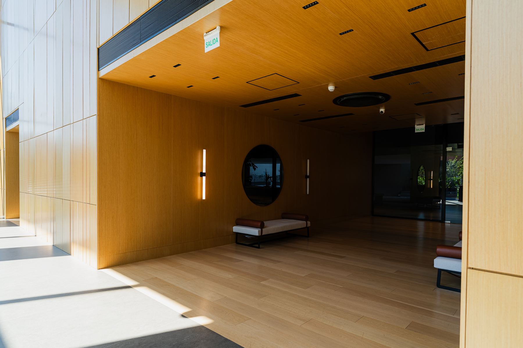 Hall de acceso revestido en madera