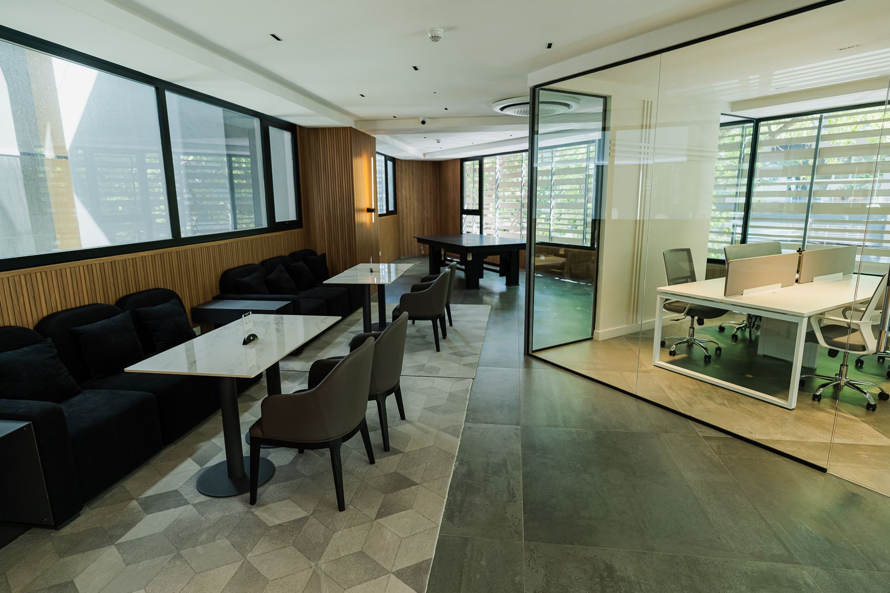 Sector cowork con oficinas vidriadas