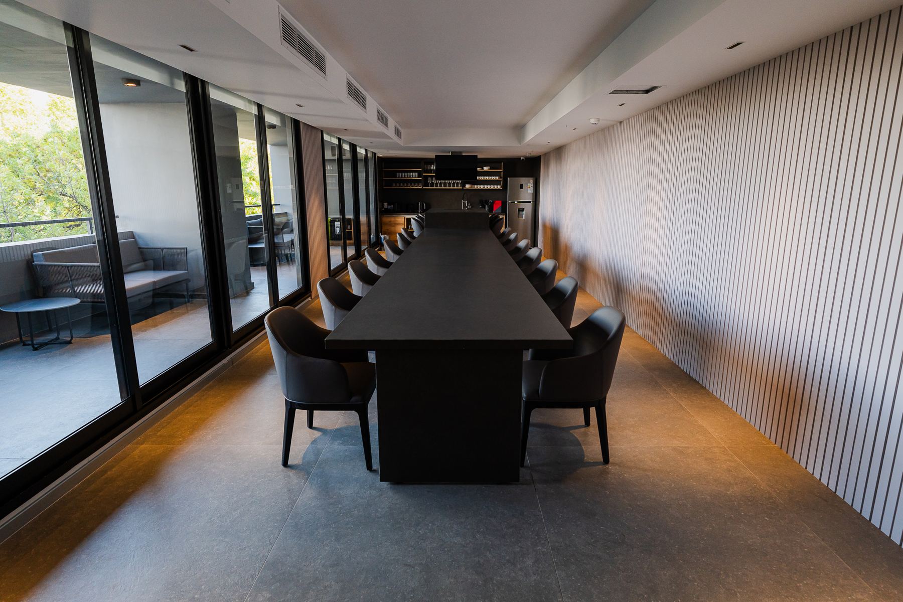 Sala de reuniones con mesa larga