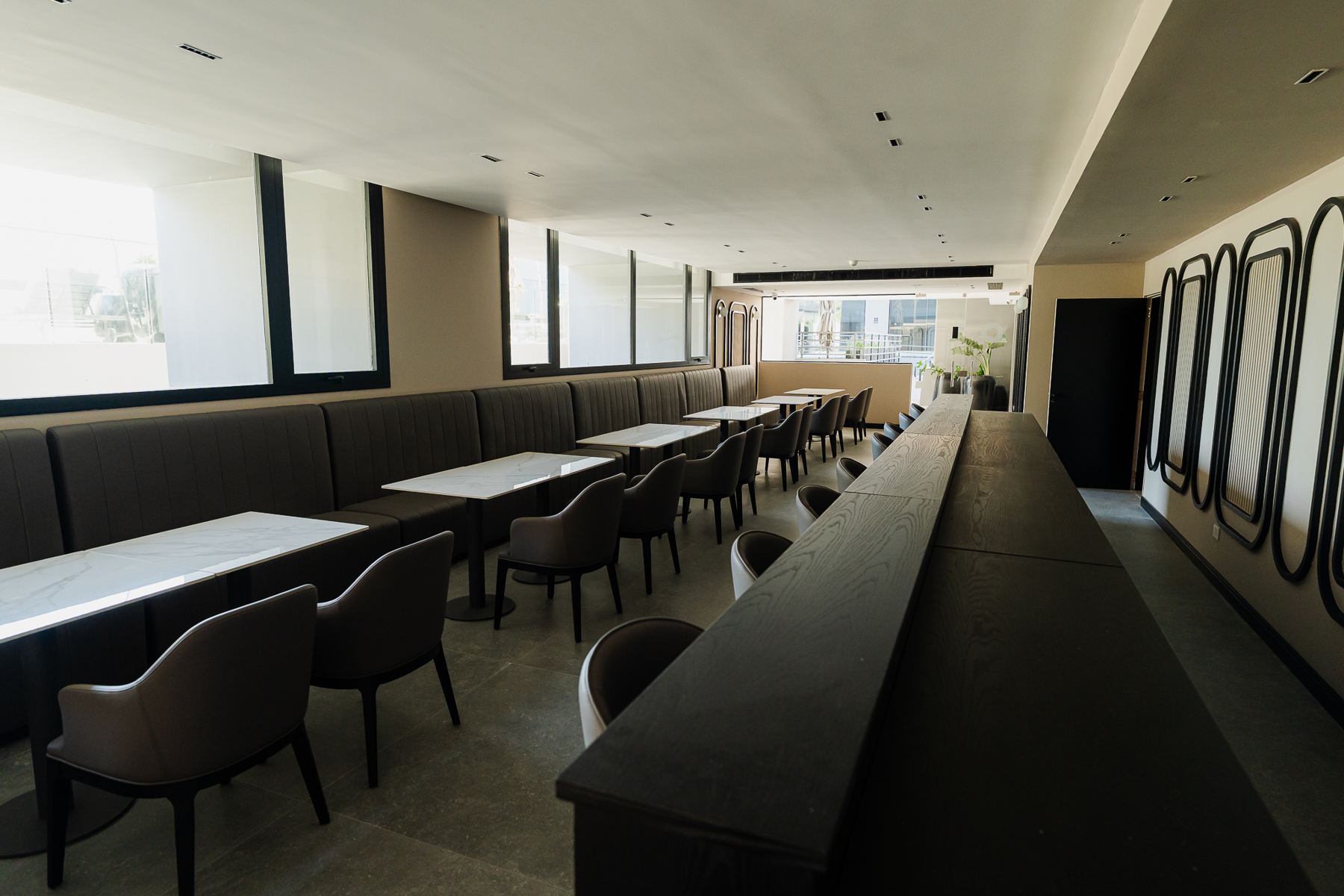 Salón de fiestas con barra